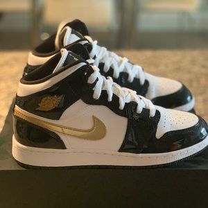 Air Jordan 1 Mid Patent Black White Gold GS